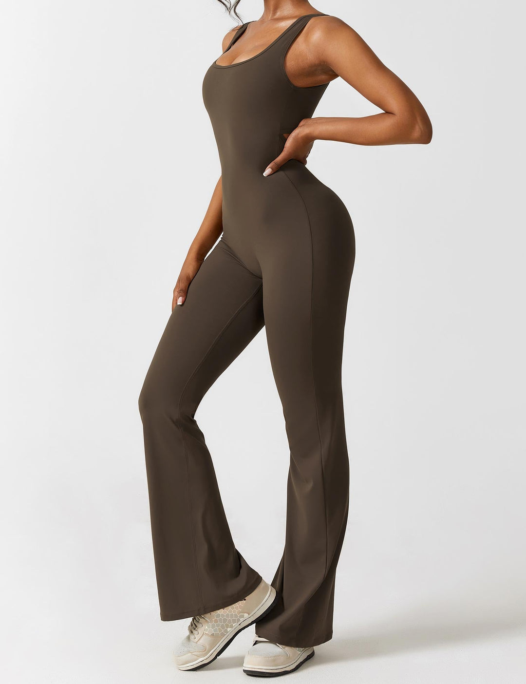 Ausgestellter Jumpsuit mit V-Rücken